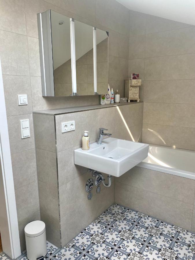 Sonniges Dg Apartment Nahe Bahnhof In 그문트암테게른제 외부 사진